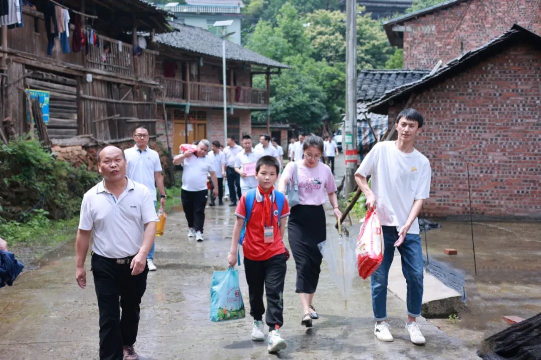 PA视讯照明2023捐赠广西融水大浪镇中心小学爱心公益活动-公司新闻-PA视讯照明官网